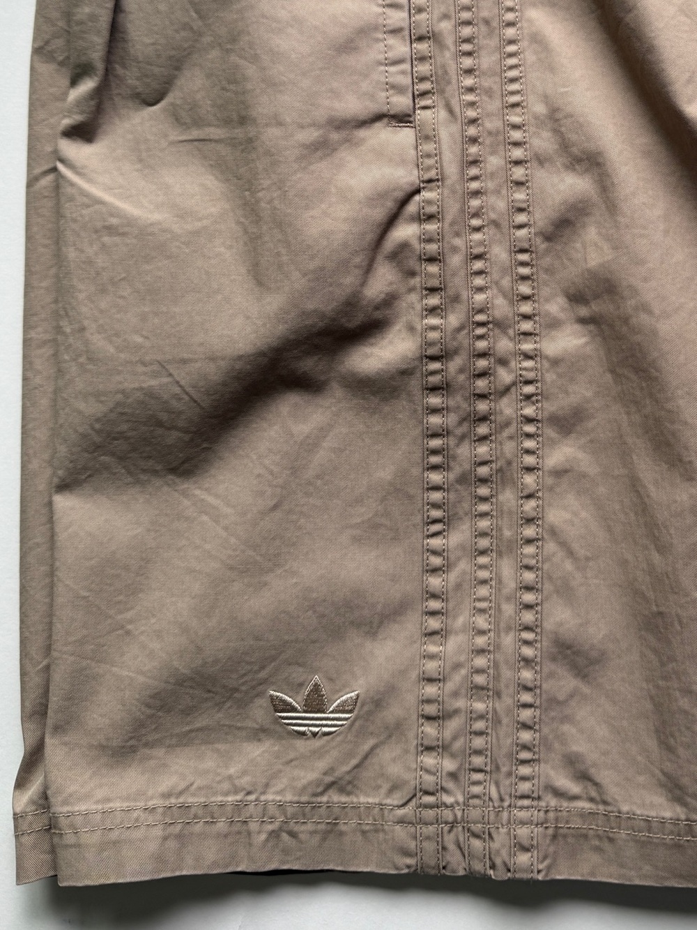 Adidas Originals [33] Woven Men’s Wide Leg Khaki Bermuda Shorts KB5585 - Picture 6 of 7